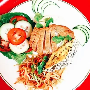 cơm sườn/steamed rice with steak
(vegan grilled pork, imitation pork skin, meatloaf, white rice)