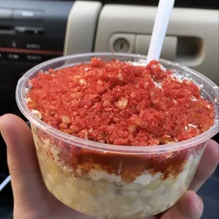 Elote con hot Cheetos y tapatio