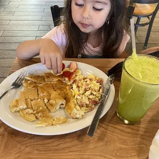 Kids pancakes and green juice