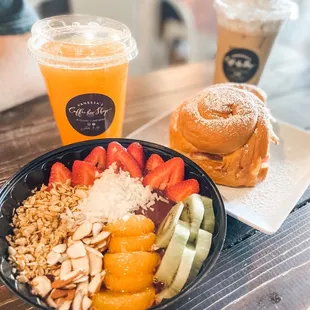 Acai bowl + Mallorca sándwich