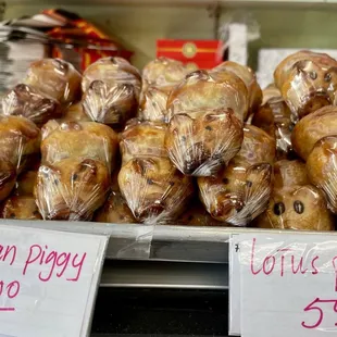 Bánh Heo (pig cookies)