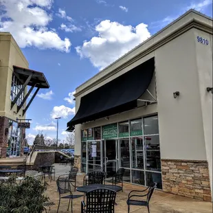 the outside of a restaurant