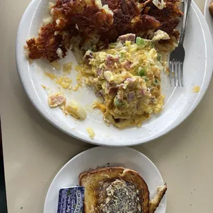 Western omelette, extra crispy home fries, and burnt white toast with extra butter. Yummsicles #yummsickles