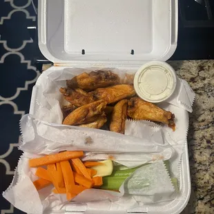 10 Wings - Medium with Side Celery &amp; Carrots