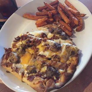 Amazing cheeseburger flatbread and super tasty sweet potato fries