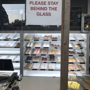 a sign that reads please stay behind the glass