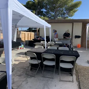 Thats vatos tacos in the back hooking it up!