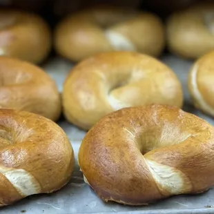 Just-baked pretzels (vegan)