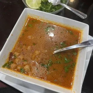 Consomé con garbanzos.