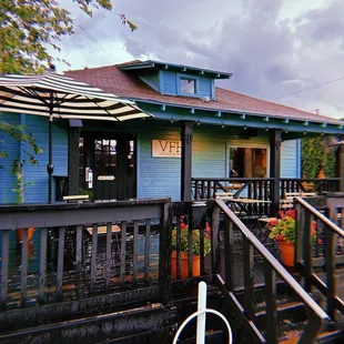 the outside of a restaurant