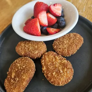 Chick'nless nuggets with side of fruit
