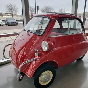 BMW Isetta ('58). Totally adorbs!