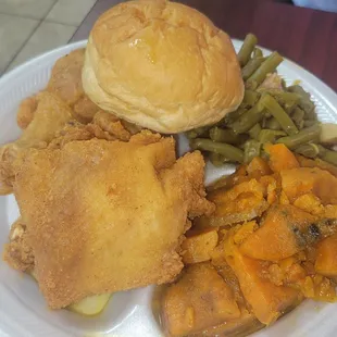 Fried chicken, green beans, candied yams, dinner roll