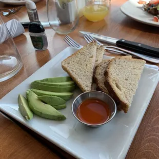 Toast with avacado slices