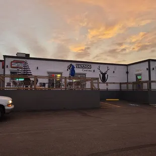 the outside of a restaurant