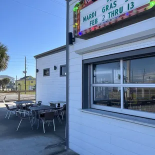the outside of a restaurant