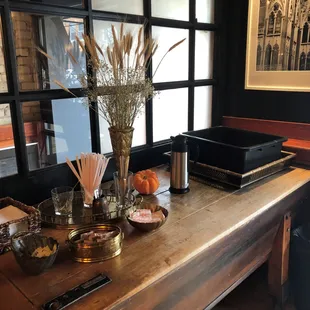 Venitian vibes all the way down to the small brass detailing