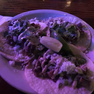 Tres tacos! Dos steak, uno pulled pork