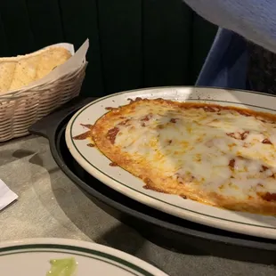 Baked cheese ravioli with garlic bread
