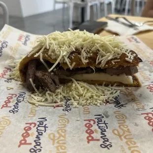cachapa con queso de mano y nata, carne asada