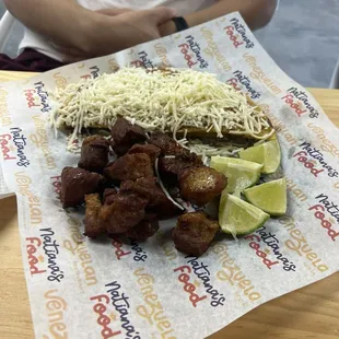 cachapa con queso de mano y nata, chicharrones