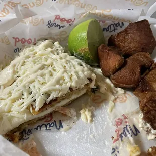 cachapa con queso de mano y nata, chicharrones