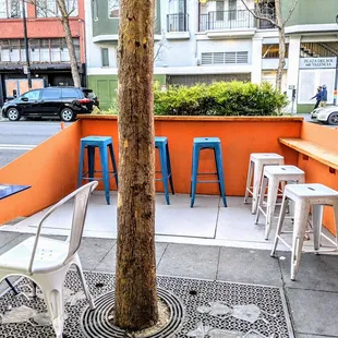 Venga parklet! After we ordered, they brought our order out to us here!