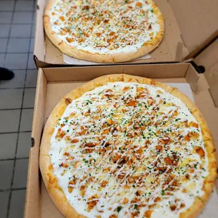 Buffalo chicken pizzas with ranch