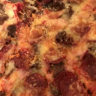 Meatloves pizza closeup