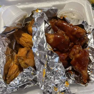 10 wings. 5 Mild and 5 bbq . You have to pay for two separate 5 piece orders if you want two different flavors.