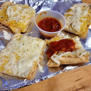 Garlic cheese bread with marinara sauce. Came with six pieces.