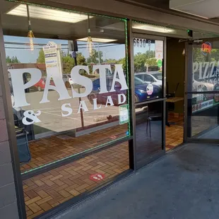 Superb pizza carmichael has great people ' friendly , i ordered Large viggie and wings with their breadsticks ' give it a try and enjoy