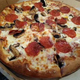 Medium pepperoni and mushroom pizza. Thanks Venice Pizza, it was delicious.