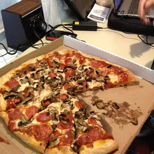 Mushroom and pepperoni XL yum! Quick delivery.