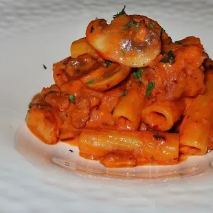 The Rigatoni con Salsiccia was made with short tube pasta tossed with Italian sausage, caramelized onions, button mushrooms, and marinara.