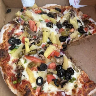 Veggie pizza with pineapple