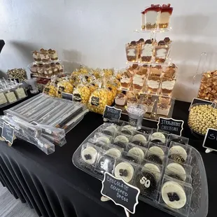 Desserts rice crispy, Oreos, chocolate pretzels.   Instagram @simplyy.create  Dessert cheesecake: Pinterest: @sabsbakes