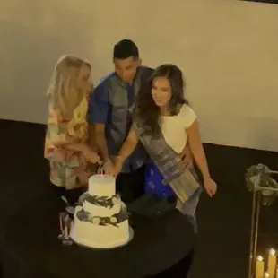 Tammie guiding us through the cake-cutting.