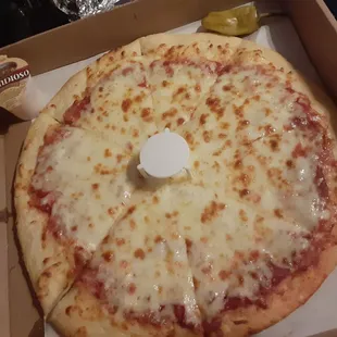 Regular cheese pizza
