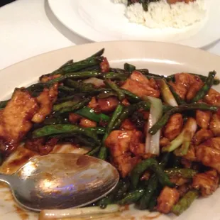 Garlic chicken with green beans and white rice.