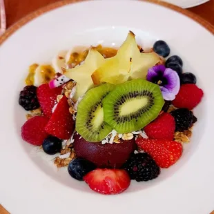 Acai bowl with starfruit, passion fruit, kiwi, banans and berries.