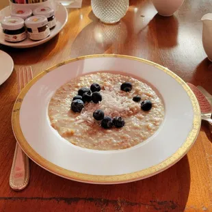 Oatmeal with blueberries and coconut shavings