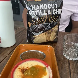 Chips, salsa&amp; fundido