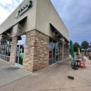 the outside of a restaurant