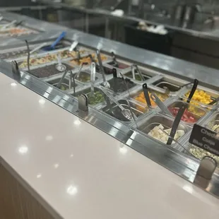 Plenty of fresh veggies and toppings