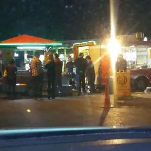 Los hot dogs verizon. Su nombre real es kings hot dogs y kings tacos. Menu hot dogs y tacos