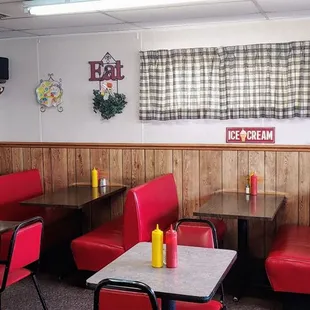 Clean &amp; cute. Nice staff. Underwhelming food.