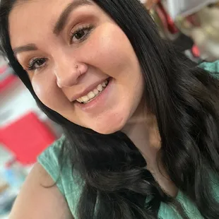 Hi, I'm Elizabeth and i am the 3rd generation Jeweler here at Vernon Jewelers. I can help get you the jewelry you've been looking for.