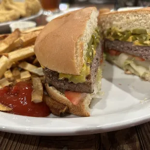 Hamburger with cheese and jalapeños served with fries