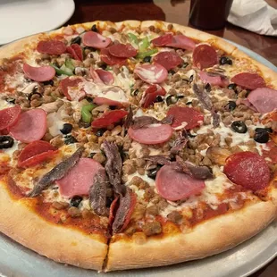 Veronas Special Pizza / anchovies on half